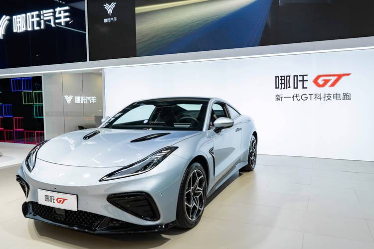 深圳277哪吒汽车在智能汽车领域的表现，领途汽车在新能源汽车市场中的影响力